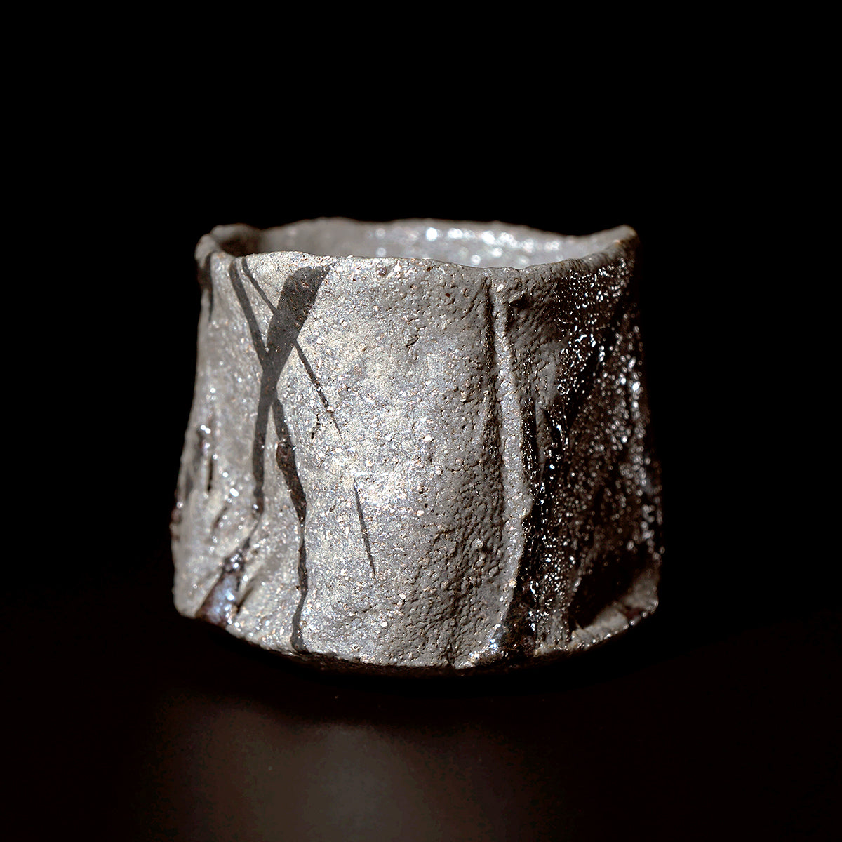 富田啓之 鉄絵草文ぐい呑 TMTGN146P – 白白庵（PAKUPAKUAN）