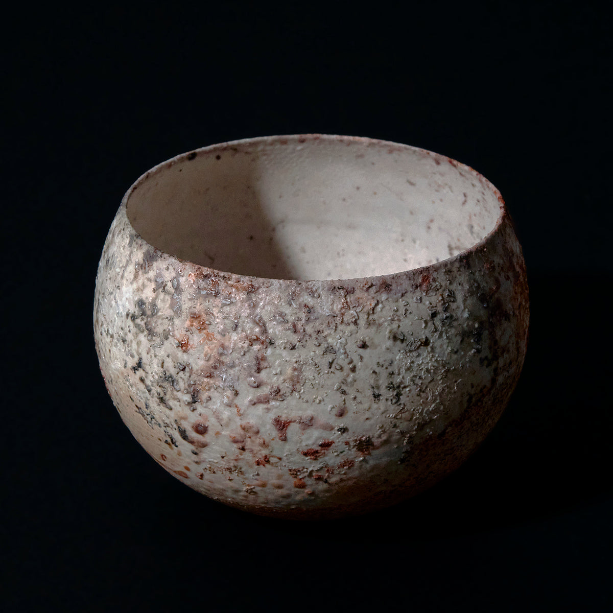卵の中の眠れる天使 磁器 手作り 一点もの 著名な陶芸家アルヒポヴァの作品 期間限定】《鳳凰ノ卵 Ⅱ》松本治幸 白磁窯変碗 HRYETB017 – 白白庵