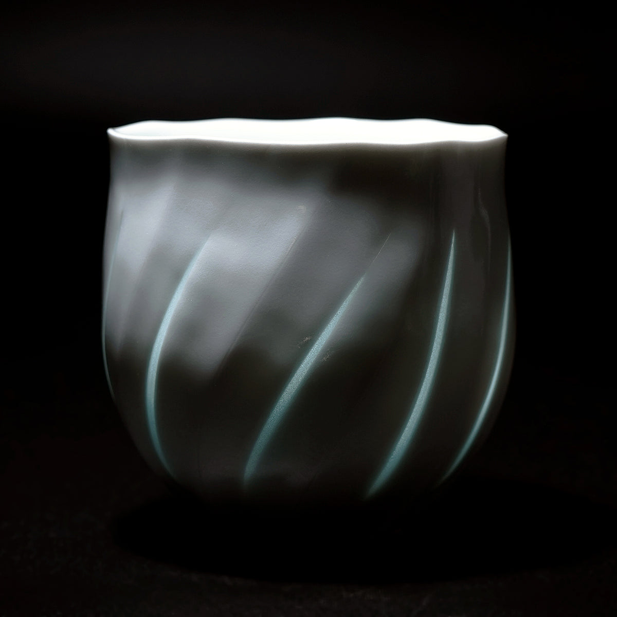 花瓶 柿伝 白磁面取 砥部焼 青白磁 くし目 反り口 花瓶 中
