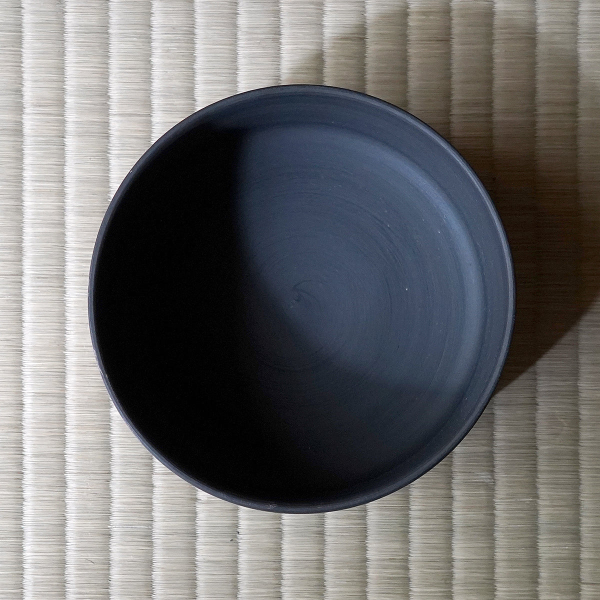 野田里美 刷毛目銀彩 抹茶碗 – 白白庵(PAKUPAKUAN) 野田里美 刷毛目銀彩 抹茶碗 – 白白庵(PAKUPAKUAN)