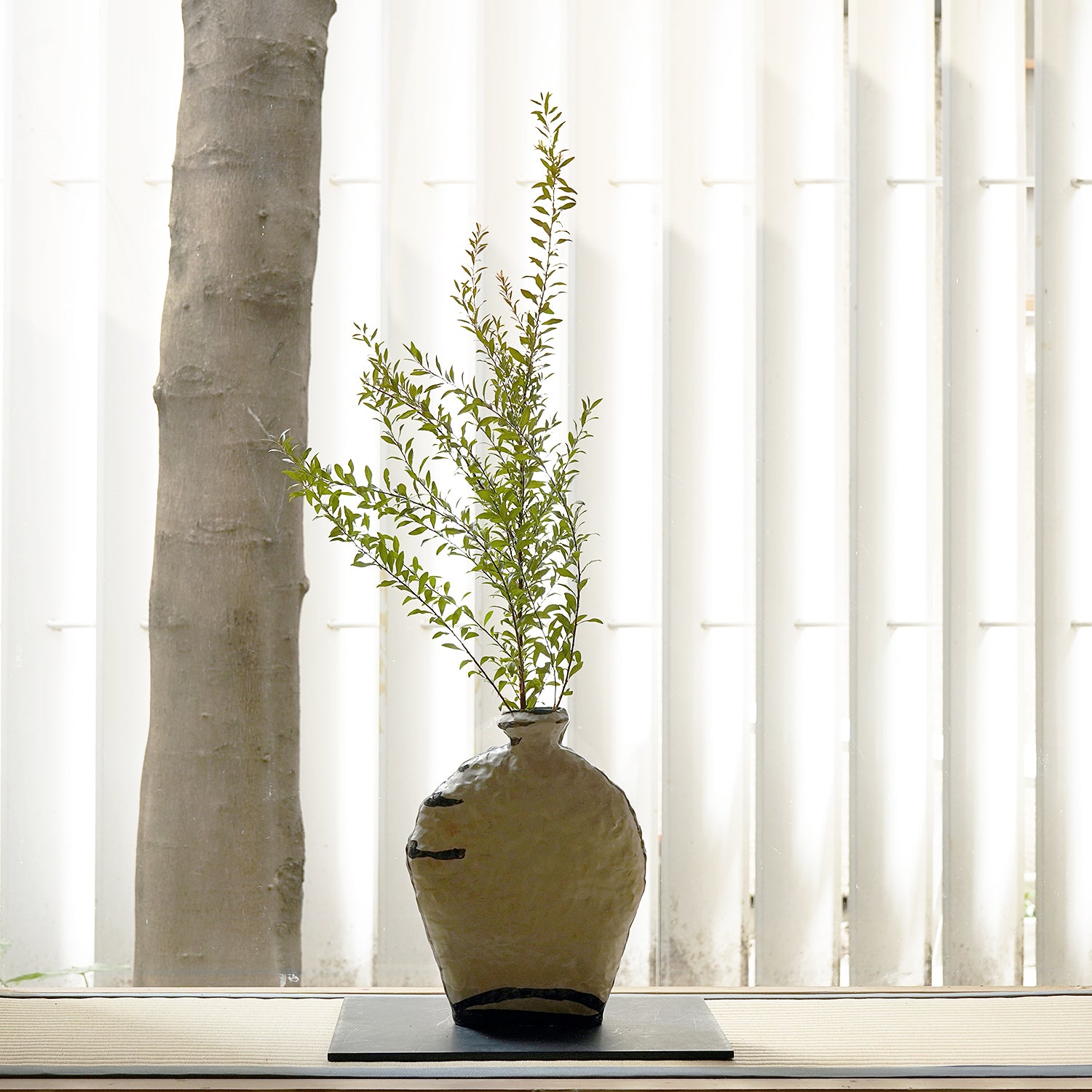 かのうたかお　錆絵線壺　KNTTU033