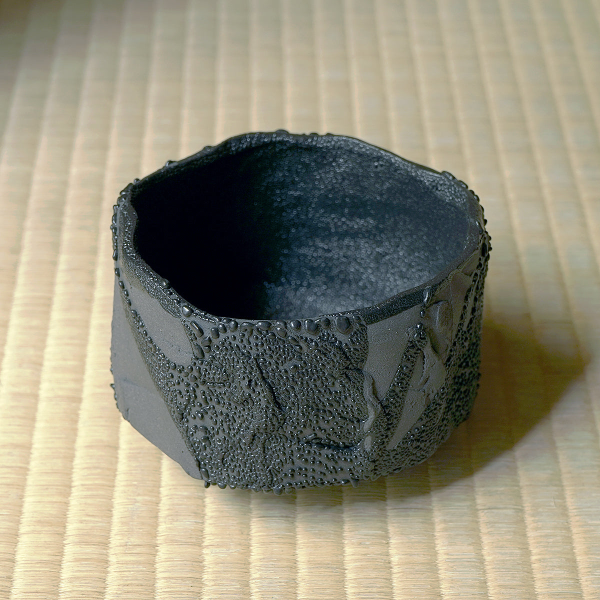 穂高隆児　黒梅花皮茶盌　HDKTB104