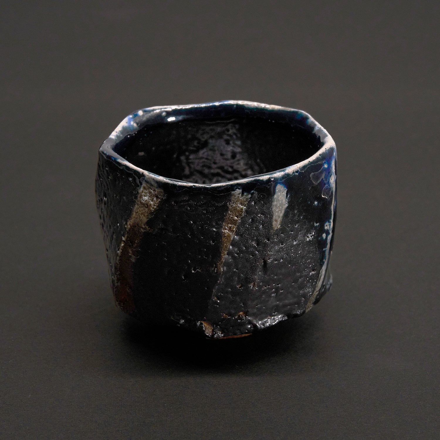 穂高隆児 塩釉黒梅花皮ぐい呑 HDKGN069P – 白白庵（PAKUPAKUAN）