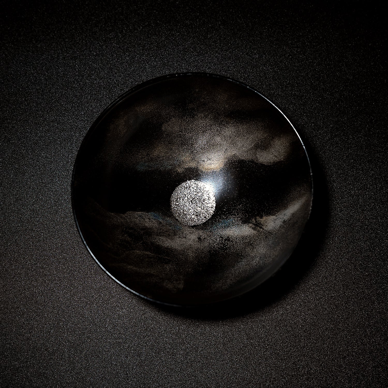 湧田焼.イッチン 染付イッチン輪花六寸皿 イッチン作業。 粘土を水で溶かし泥状に