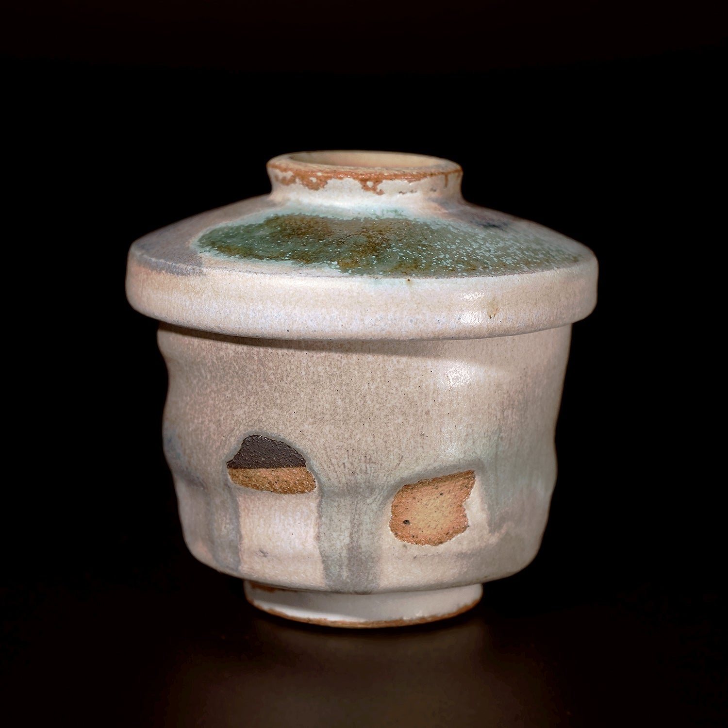 淡い緑色の茶碗 漢字刻印付き 和田玉碗 和田玉　古砡　白砡　根付　天然素材　置物 淡い緑色の茶碗 漢字刻印付き 和田玉碗 和田玉 古砡 白砡 根付