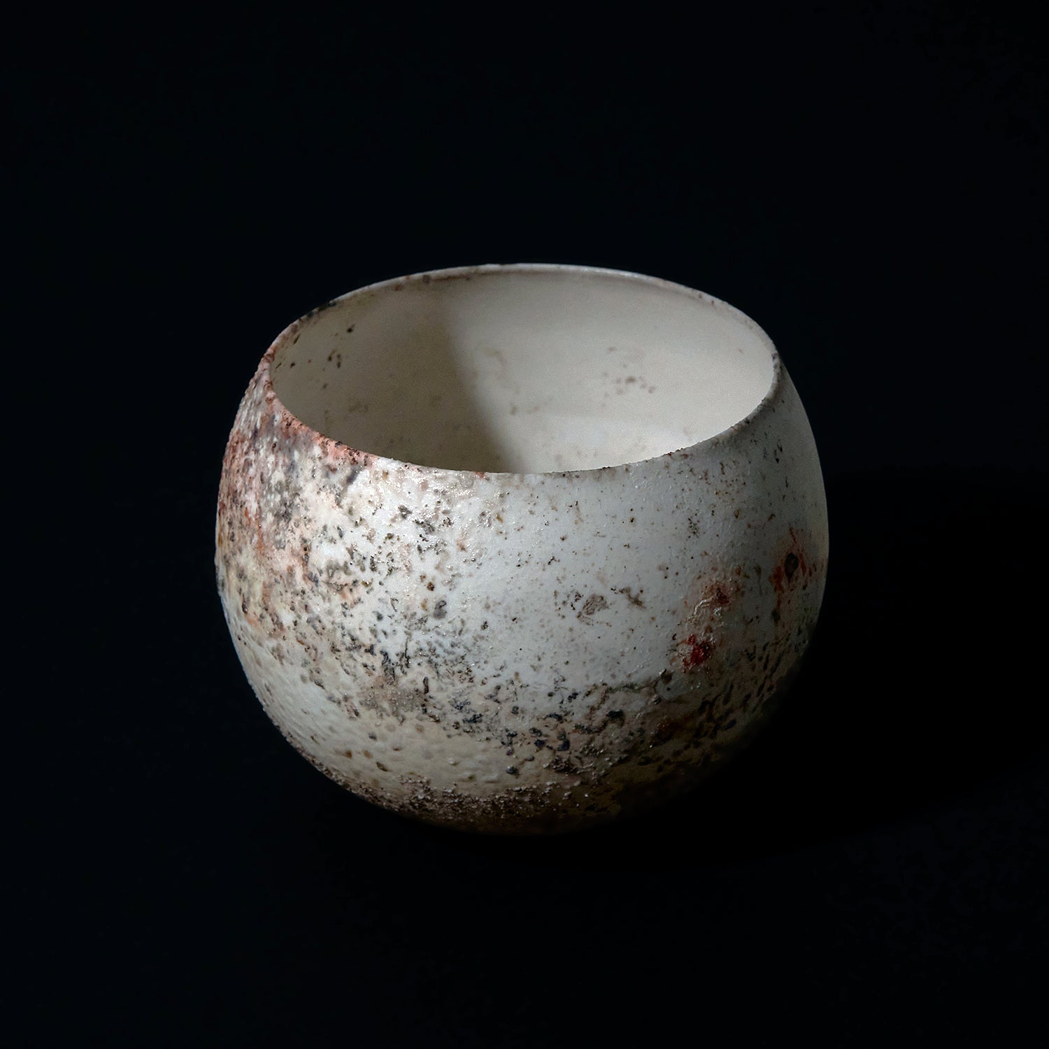 巖鳴虎嘯 中国 石湾窯 期間限定】《鳳凰ノ卵 Ⅱ》松本治幸 白磁窯変碗 HRYETB018 – 白白庵