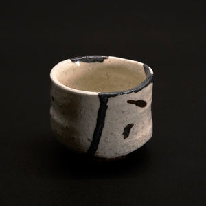穂高隆児 粉引黒織部ぐい呑 HDKGN076P – 白白庵（PAKUPAKUAN）