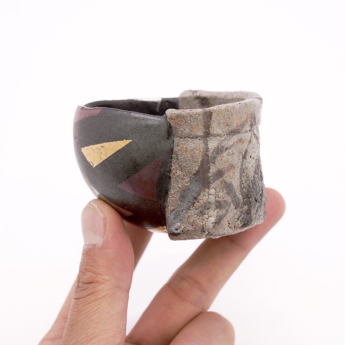 富田啓之 金彩鉄絵片身替ぐい呑 TMTGN156P – 白白庵（PAKUPAKUAN）