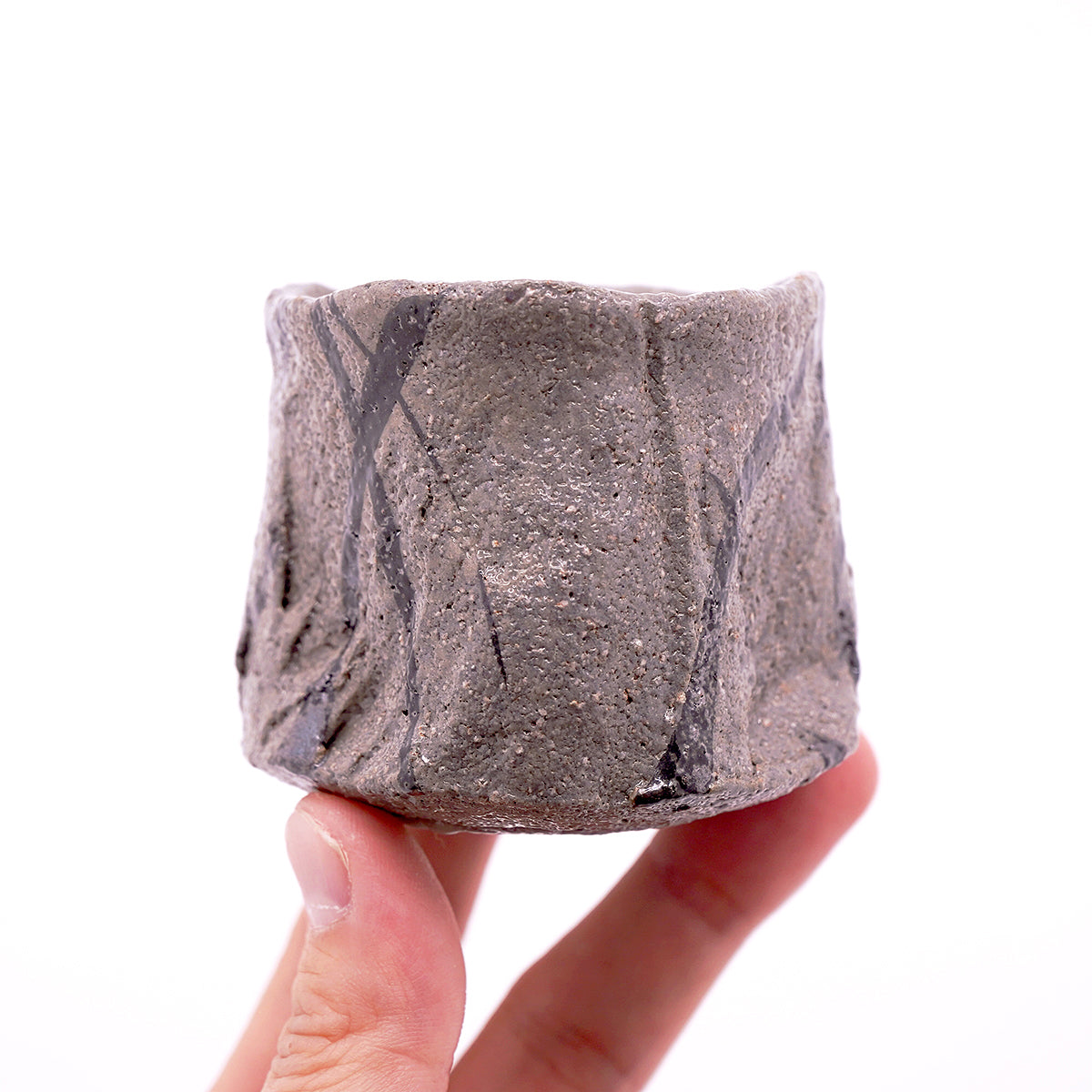 富田啓之 鉄絵草文ぐい呑 TMTGN146P – 白白庵（PAKUPAKUAN）