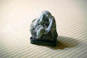 木ノ戸久仁子　「洞窟石」　KNKOB015