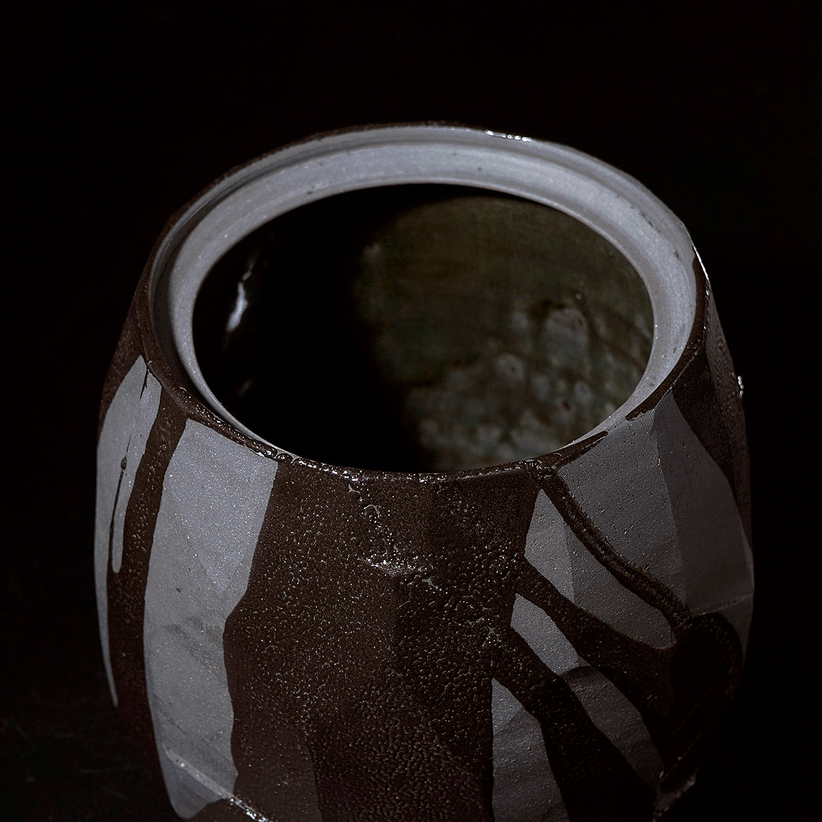 穂高隆児　黒梅花皮水指　HDKTI022